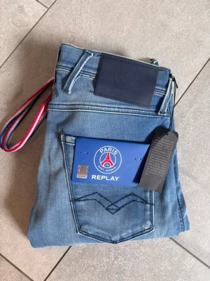 Replay X Psg Jeans  - Jätte snygga Psg x Replay jeans! - Jätte sällsynta! Finns ingen annans stans i Sverige än hos mig - Storlek W28 L32 - Skick 10/10 - Hör av dig vid minsta fundering!