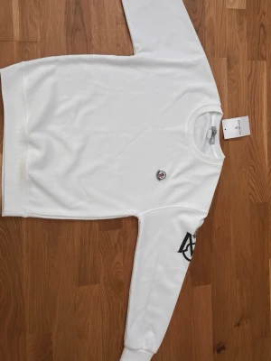 Vit sweatshirt från Moncler - Har aldrig använt den priset kan sänkas vid snabb köp