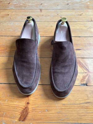 Loro Piana Summer Walk - Loro Piana Summer Walk i brun mocka. Väl omhändertagna och i mycket fint skick med normalt bruksslitage.  Mockan är i fint skick och sulorna har gott om liv kvar. Se bilder för en tydlig bedömning av skicket.  Skoblock i cederträ ingår.  Inga övriga tillbehör eller kvitto finns kvar. Säljs i befintligt skick enligt bilder.