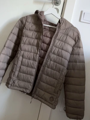 Dunjacka beige pull and bear - Super fin dun jacka från pull and bear i storlek S. Använd max 3 gånger så i super fint skick. 