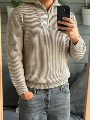 Zara halfzip - Säljer denna stickade halfzipen från Zara i storlek S. Passar dig mellan 170-180cm. Tröjan har inga defekter alls! Bara att kontakta vid funderingar!🌟