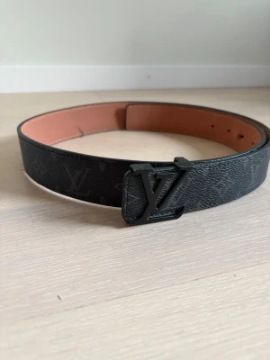 svart bälte  - Fint svart bälte. Den har få tecken på användning men det är i väldigt bra skick. Jag använder inte denna längre så jag har bestämt mig för att sälja den. Om du köper med instabox innan kl 16 kan jag skicka samma dag!
