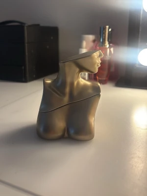 Parfymflaska i form av kvinnobyst - Säljer en Billie Eilish parfym. Finns cirka hälften till 3/4 kvar av parfymen❤️❤️