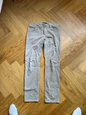 hansen & jacob byxor  - snygga byxor från hansen & jacob i mjukt jeans matrial så de uplevs som chinos men ger en annan look, nypris 1999kr och i väldigt bra skick, storlek 31/32 passformen är en klassisk och något raka 