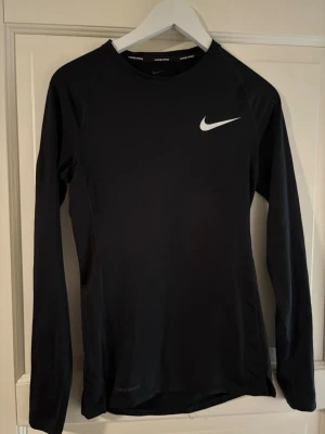 Nike träningströja - Svart långärmad träningströja Nike