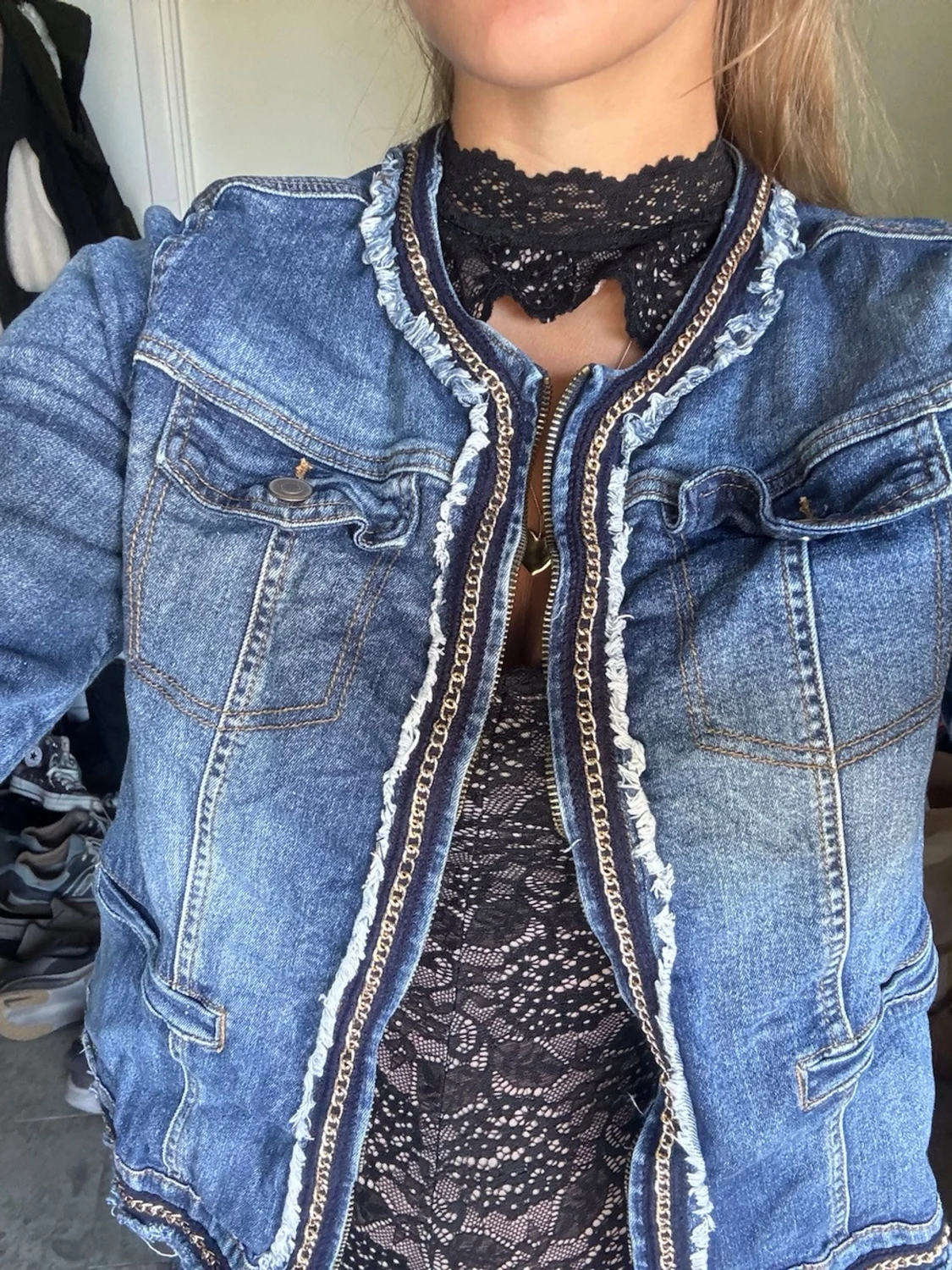 Blå jeansjacka med kedjedetaljer - 1