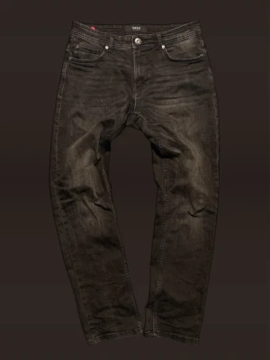 Svarta SMOG jeans  - Snygga svarta jeans från SMOG med klassisk femficksdesign och raka ben. Jeansen har en diskret tvättad look och silverfärgade knappar. Perfekta för en stilren och avslappnad outfit. Pris kan diskuteras :)
