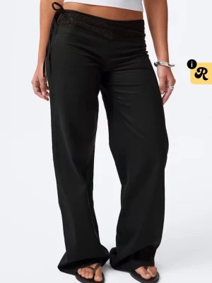 Svarta vida linnebyxor med knyt - Snygga svarta linnebyxor med avslappnad passform och knyt i midjan. Byxorna har en bred linning och raka ben som ger en chill vibe. Perfekta för varma dagar och lätta att matcha med crop tops eller linnen. Tillverkade i ett luftigt linnematerial. Helt nya och oanvända, säljer då de är för korta för mig, är 1,68