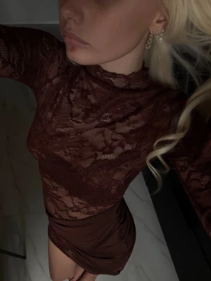 Brun spetsklänning med lång ärm - Helt ny 