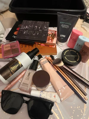 Stort sminkpaket med borstar & basprodukter - Säljer ett komplett sminkpaket med flera paletter, foundation, primer, mineralpuder, rouge, highlighter, sminkborstar och setting spray från märken som Yves Saint Laurent, Hourglass, Lyko och Makeupmekka. Perfekt för dig som vill ha allt för en snygg bas och glow.