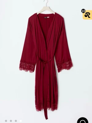 Vinröd morgonrock med spetsdetaljer - Helt slutsåld morgonrock från Gina Tricot. Endast använd en gång, så gått som ny alltså. Nypris 499. 