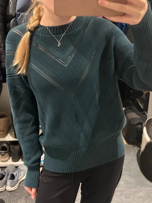 Grön tröja  - Jättefin grön tröja med hål i. Köpt för länge sen secondhand men märket är WE. Jag har knappt användt den själv o hittar inga defekter. Säljer eftersom jag inte använder den. Den ser i princip likadan ut baktill. Skriv för fler bilder 💓