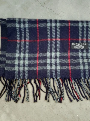 Burberry halsduk - Burberry halsduk! Trendigaste halsduken på marknaden. Ny pris flera tusen mitt pris 399, kan absolut diskuteras! Det är toppen skick på den, inga defekter! 100% Lambswool