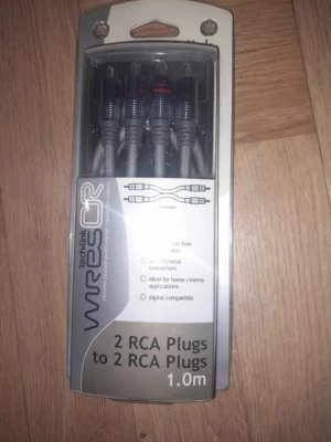 Techlink RCA till RCA kabel 1 meter - Säljer en Techlink Wires CR kabel med 2 RCA till 2 RCA kontakter, perfekt för ljud- och hemmabioanläggningar. Kabeln är 1 meter lång, har silverfärgade metallkontakter och genomskinlig plastisolering. Digital kompatibel och brusfri överföring.