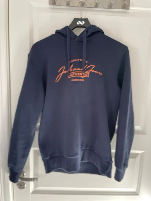Jack & jones hoodie  - ja säljer en fet hoodie från Jack & jones Storlek S knappast använd. Nypris runt 800kr    Pris kan diskuteras !