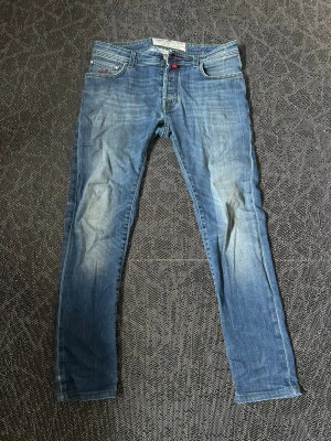 Jacob cohen jeans  - Säljer nu ett par Jacob cohen 696 jeans i okej skick utöver att det håller på att bli ett hål i skrevet. Hör av dig vid frågor!