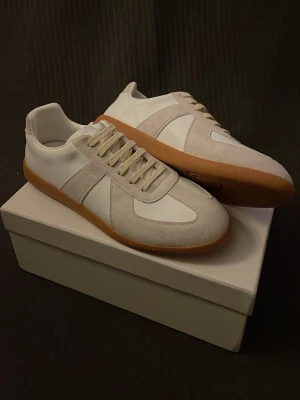 Maison Margiela Gats - Tjena! Säljer nu dessa feta Masion Margiela gats. Har aldrig använt dem, då dem är för små. Passar perfekt inför våren och sommaren 🌻☀️| Storlek: 43 | Skick: helt nya | Pris: 1799 |   - Försöker alltid mitt bästa att skicka inom 24h 📦   - Alltid öppen för prisförslag och frågor 💬  - Har endast nöjda kunder och du kan bli en av dem ⭐️