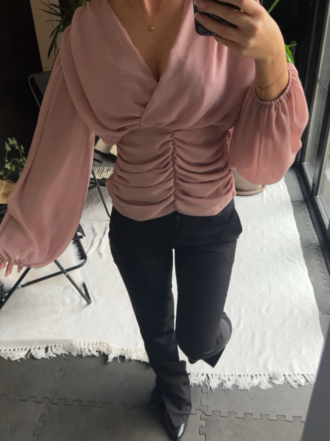 Rosa omlottblus med puffärmar