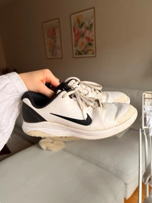 Golfskor - Ett par golfskor som är ganska slitna. De är lite smutsiga men har även lite nedslitna ”piggar” på undersulan. De är unisex.