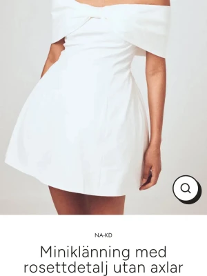SÖKER Vit offshoulder klänning från NA-KD i strl 36,38/S - SÖKER denna klänning tills jag går ut nian då den inte finns på hemsidan. En storlek större går också bra