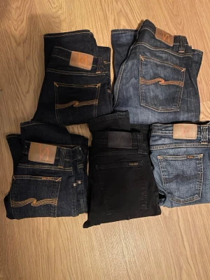 Nudie Jeans i olika tvättar - Säljer flera par Nudie Jeans i olika blå och svart denim. Alla är i bra skick och storlek varierar men mellan 28-34.  350kr styck eller ta alla för 1200kr! 🔥