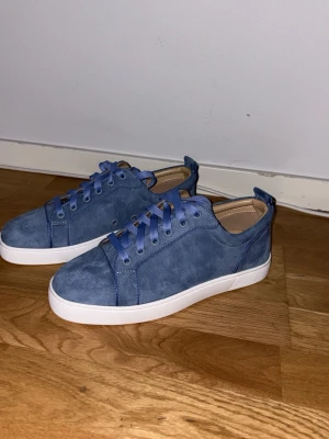 Blå mockasneakers med röd sula - Snygga skor, aldrig använda, passar 42-43