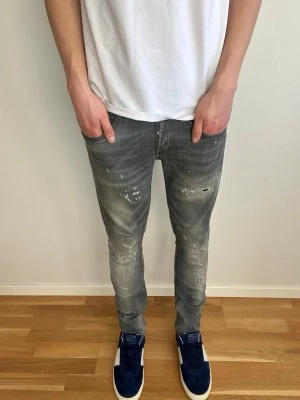 Dondup jeans George - Säljer dessa tvär feta dondup jeans i modellen George  i mycket fint skick!  (Jeansen har original slitningar vilket är väldigt eftertraktat) Hör av er vid fler frågor🤝