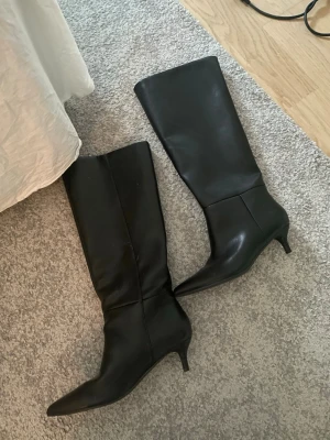 Stövlar med klack  - Supersnygga men kommer tyvärr inte till användning, endast testade, passar stl 39-40. Köpta i en Butik i Polen för 700kr, därav vet jag inte märke 