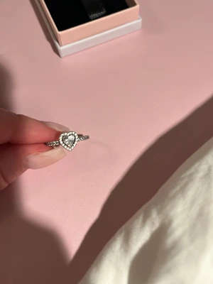 Silvrig promise ring - Silverring med hjärta, boxen ingår!