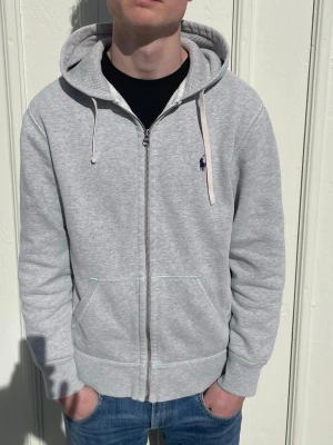 Ralph Lauren Ziphoodie - Grymt skick Normalstor M, jag på bild är 180cm lång Skriv om du har frågor, är öppen för andra prisförslag 
