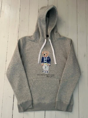 Ralph Lauren polo bear hoodie herr, storlek S  - Hej! Säljer denna riktigt schyssta polo bear hoodie från Ralph Lauren. Den är i storlek M men sitter en storlek litet och passar därför som en S. Den är endast använd någon enstaka gång och är därmed i ett nyskick. Original lappar och påse finns kvar och medföljer naturligtvis vid köp. Jag fraktar alltid snabbt! Mvh