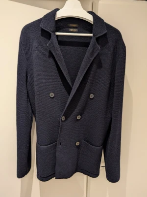 Mörkblå stickad kavaj Gutterridge - Mörkblå dubbelknäppt stickad kavaj Gutterridge i stl M.