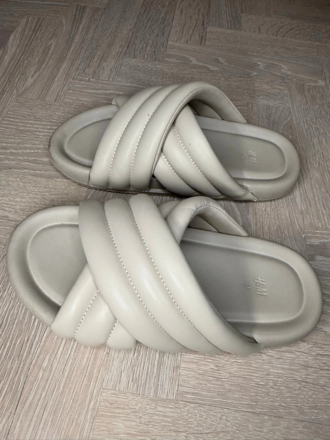 Vita vadderade sandaler från H&M - 1