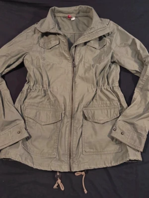 Grön militärjacka  - Jätte snygg militärjacka från hm i storlek s ❣️