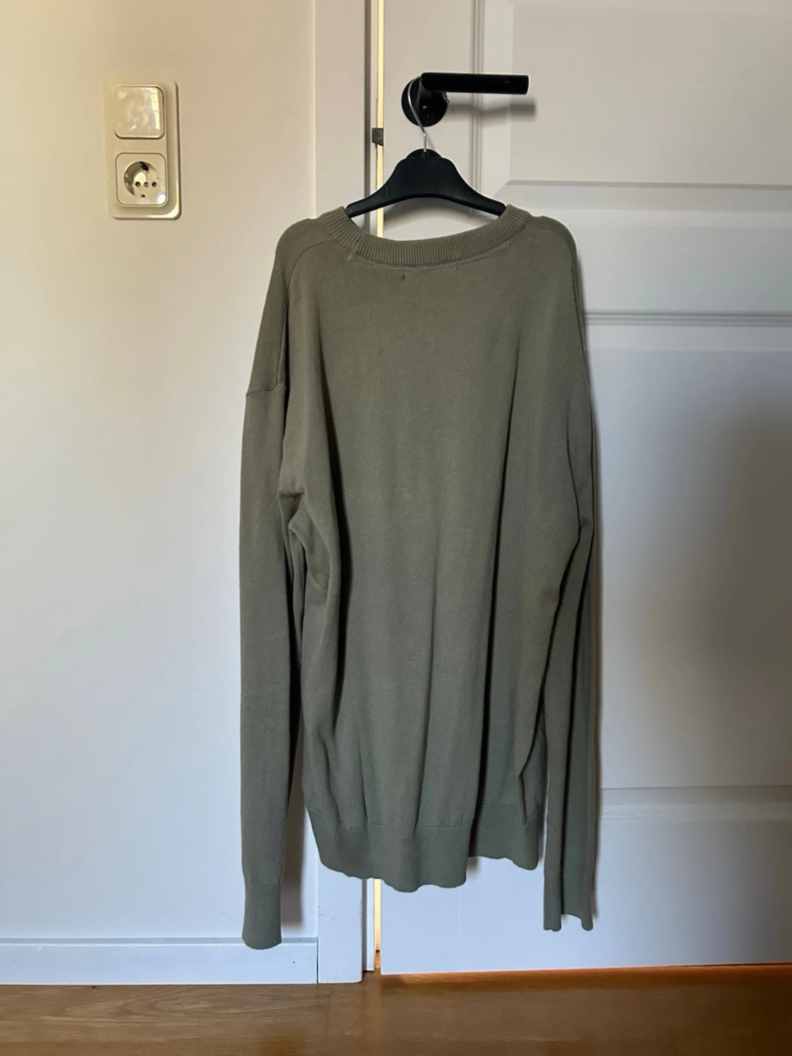 Olivgrön stickad tröja med rund hals (Ny med prislapp) - 1