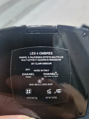 Chanel Les 4 Ombres 301 Clair-Obscur - Säljer en Chanel Les 4 Ombres ögonskuggspalett i färgen 301 Clair-Obscur. Paletten innehåller fyra nyanser i neutrala, jordnära toner med matt finish. Kommer i en elegant svart dosa med spegel och plats för applikator. Perfekt för att skapa naturliga eller sotade ögonlooker.