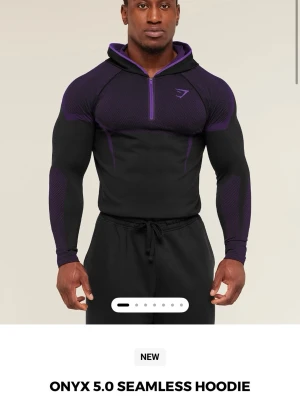 (Oöppnad) Helt ny Gymshark onyx hoodie - Helt ny oöppnad lila Onyx hoodie.                      Kvitto och bevis på att den är äkta finns 