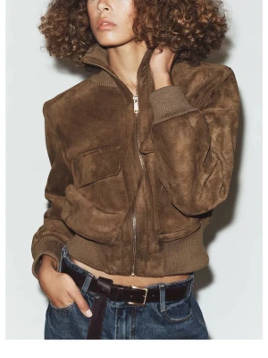 SÖKER!!! - Söker någon som vill sälja denna jacka från Zara! Helt storlek M eller L 🥰🥰🥰🥰🥰 