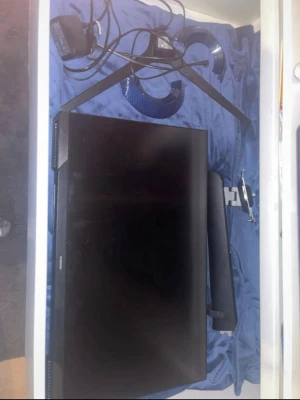 Samsung gaming skärm 27 tum - Använt 1 gång! Säljer en svart Samsung gaming skärm på 27 tum . Skärmen har en modern look med tunna kanter och medföljande stativdelar samt strömadapter och kablar. Baksidan har flera anslutningsportar. Perfekt för gaming eller arbete.