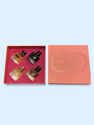 Parfymset - ✨ Exklusivt parfymset från Valentino ✨  Lyxigt set med 4 eleganta flaskor och 30 ml i varje. Perfekt för att variera doft efter tillfälle eller som present. Stilren förpackning och flera unika dofter – från fräscht till sensuellt.  🎁 Skick: Helt oanvänd  Ett komplett set för dig som uppskattar kvalitet och elegans!