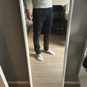 Mörkblå nudie jeans - Snygga mörkblå nudie jeans. Riktigt sköna och snygga säljer för att dom är för små för mig. Bra kvalitet och bra pris. Byten tas imot. Skriv vid minsta fråga om jeansen 