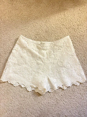Spets shorts  - Spetsshorts från Zara, helt oanvända!💕