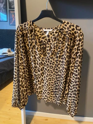 Leopard blus - Leopard blus i bra skick från H&M