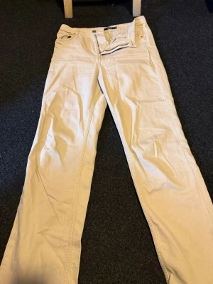 Beige raka jeans från Bik Bok - Snygga beige jeans från Bik Bok i rak modell. Jeansen har klassisk femficksdesign, bälteshällor och dragkedjegylf. Tillverkade i ett mjukt bomullstyg som är bekvämt att bära. Perfekta för en clean och avslappnad stil.
