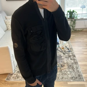 Cp company cardigan  - Säljer en otroligt fet cardigan från cp company, varan är 9/10 i skick, nypris på denna är 4000kr mitt pris är endast 1200kr🙌 kom dm om ni har frågor🙌