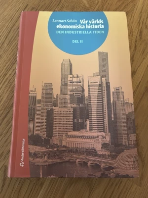 Vår världs ekonomiska historia Del II - Kursbok med titeln 'Vår världs ekonomiska historia: Den industriella tiden, Del II' av Lennart Schön. 