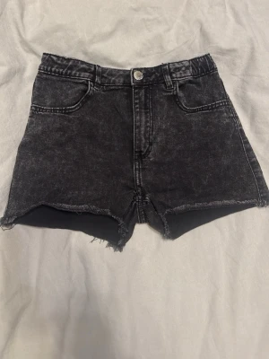 Snygga svarta shorts - Sköna snygga sommar shorts från H&M i storlek 146 perfekt dag på en varm sommardag. Kan tänka mig att sälja för 40kr