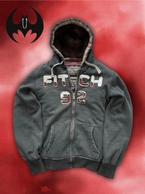 Vintage Pälsfodrad Abercrombie & fitch Zip-Hoodie Kofta - Säljer denna sjuka sällsynta Abercrombie & Fitch pälsfodrad Jacka | Mycket bra skick, bara finns nopprig i pälsfodring men går att ta bort | Size L/M | Längd: 65cm Bredd: 60cm Armlängd: 65cm | Skyltdocka: M - 48 cm axlar, 75 cm midja | Lägg endast bud med avsikt att köpa nu, inga fördröjning! Pris är inte hugget i sten!