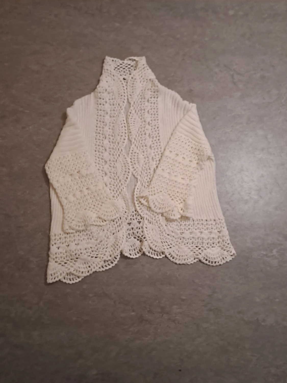 Vit virkad kofta med spetsdetaljer - 1