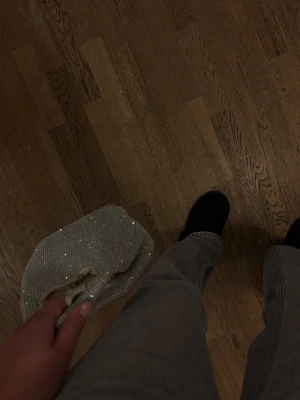 Glittrig handväska från Pieces.  -  Snygg glittrig handväska från Pieces. Helt oanvänd  